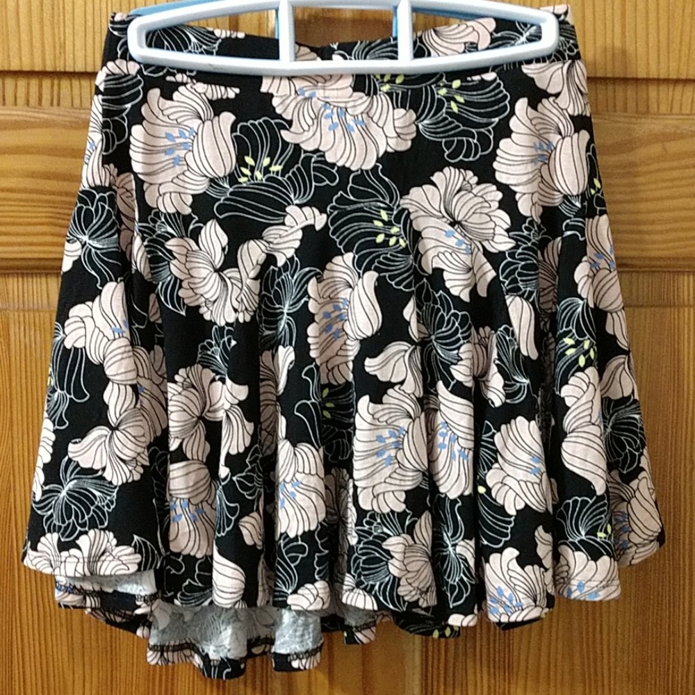 Sadie & Sage Floral mini skirt. Size S